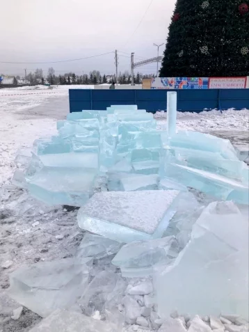 Фото: В Ленинске-Кузнецком вандалы сорвали строительство ледового городка на площади Мазикина 1