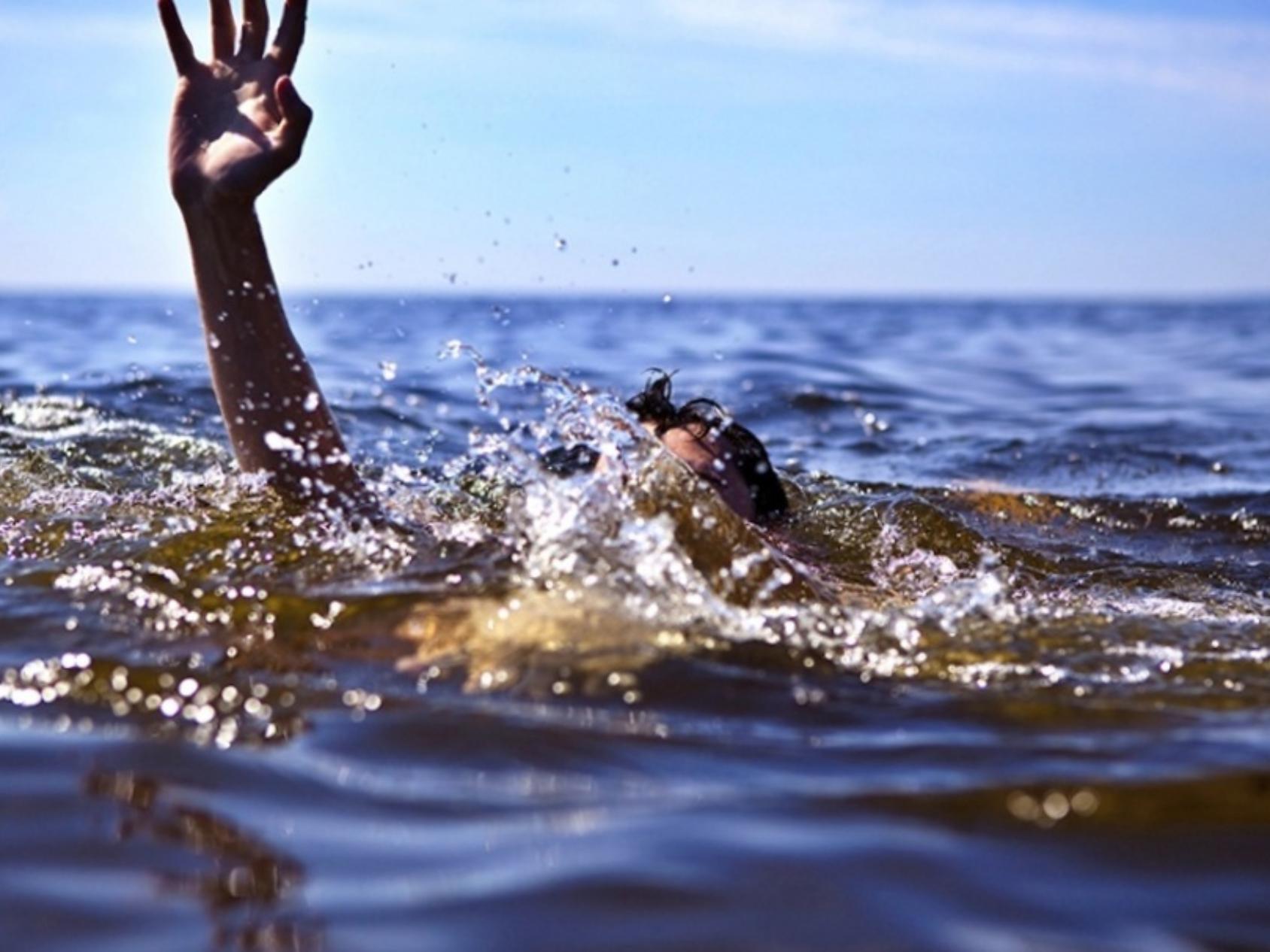 Saving a Drowning person. Красивые картинки гифки добрый спасает тонущего.