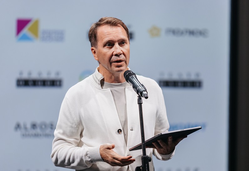 Константин и Софья Эрнст, Ксения Собчак и Константин Богомолов, Баста, Юлия Хлынина и другие гости: Театр Наций открыл новый сезон