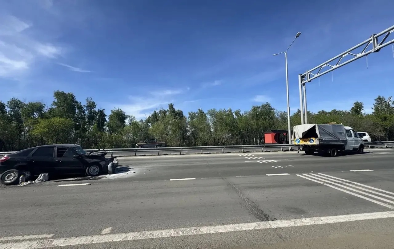 От Lada Granta осталась половина: На трассе Оренбург - Орск произошло ДТП с участием спецтехники