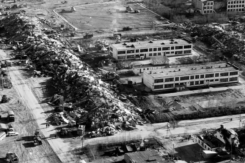 нефтегорск землетрясение 1995. нефтегорск сахалинская область кладбище. землетрясение на сахалине 1995 нефтегорск. землетрясение на сахалине 1995 нефтегорск. землетрясение на сахалине 1995 нефтегорск.