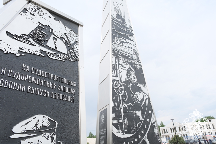 При участии Росгвардии в Астрахани открыли стелу «Город трудовой доблести»