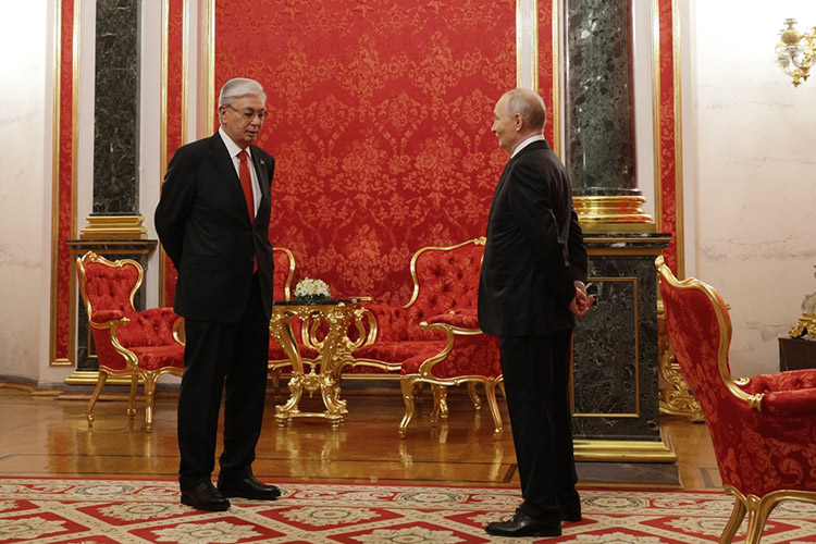 Касым-Жомарту Токаеву важно объявить о стратегическом партнерстве и союзничестве — «существующий мир слишком подвижен, чтобы доверять даже китайским гарантиям», пишет телеграм-канал «Незыгарь»*