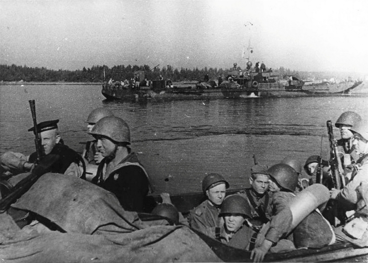 Советские десантники перед высадкой на остров Пайкасаари, 1944 г.