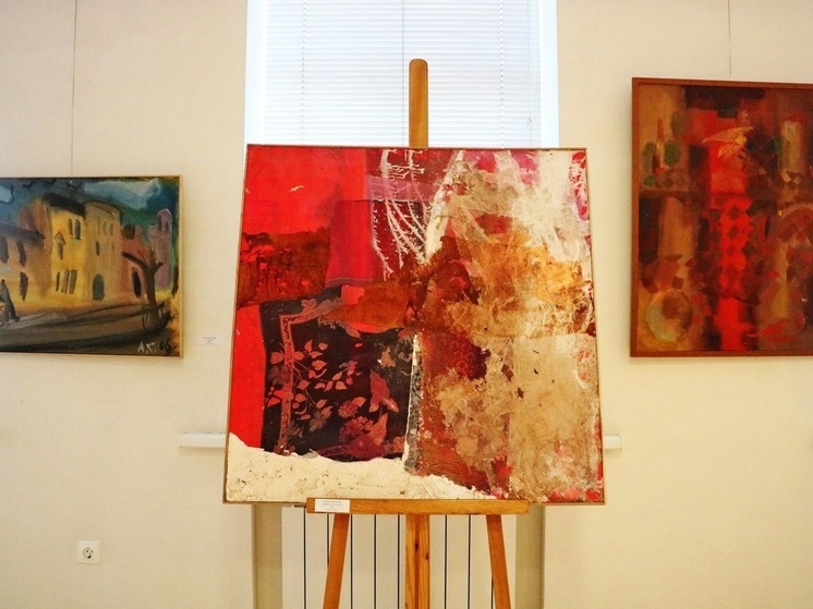 Вологжане до сентября могут посетить выставку к 20-летию галереи «Красный мост»