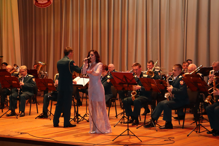 В Хабаровске росгвардейцы поздравили женщин-коллег с наступающим праздником 8 марта 