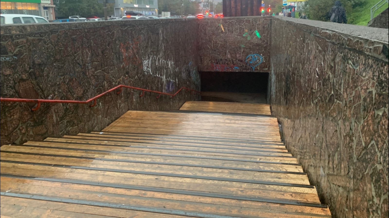 Подземный пешеходный переход. Пешеходный пандус. Ступеньки в метро. Лестница с пандусом. Подземный пешеходный переход.