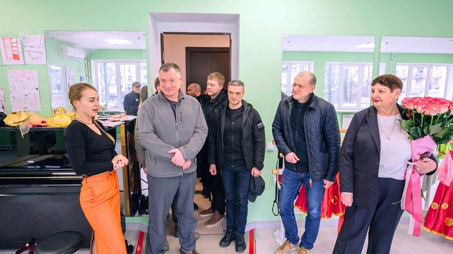 Марат Хуснуллин посетил детскую школу искусств №1 в Мариуполе