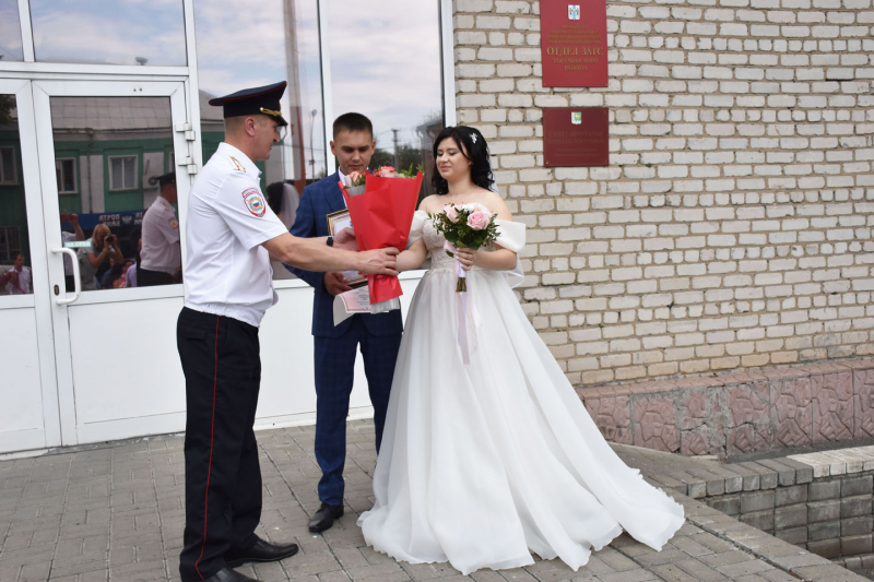 Свадьба не состоится читать полностью. Свадьба состоялась. Жених. Свадьба в полицейской форме жених. С днем семьи.