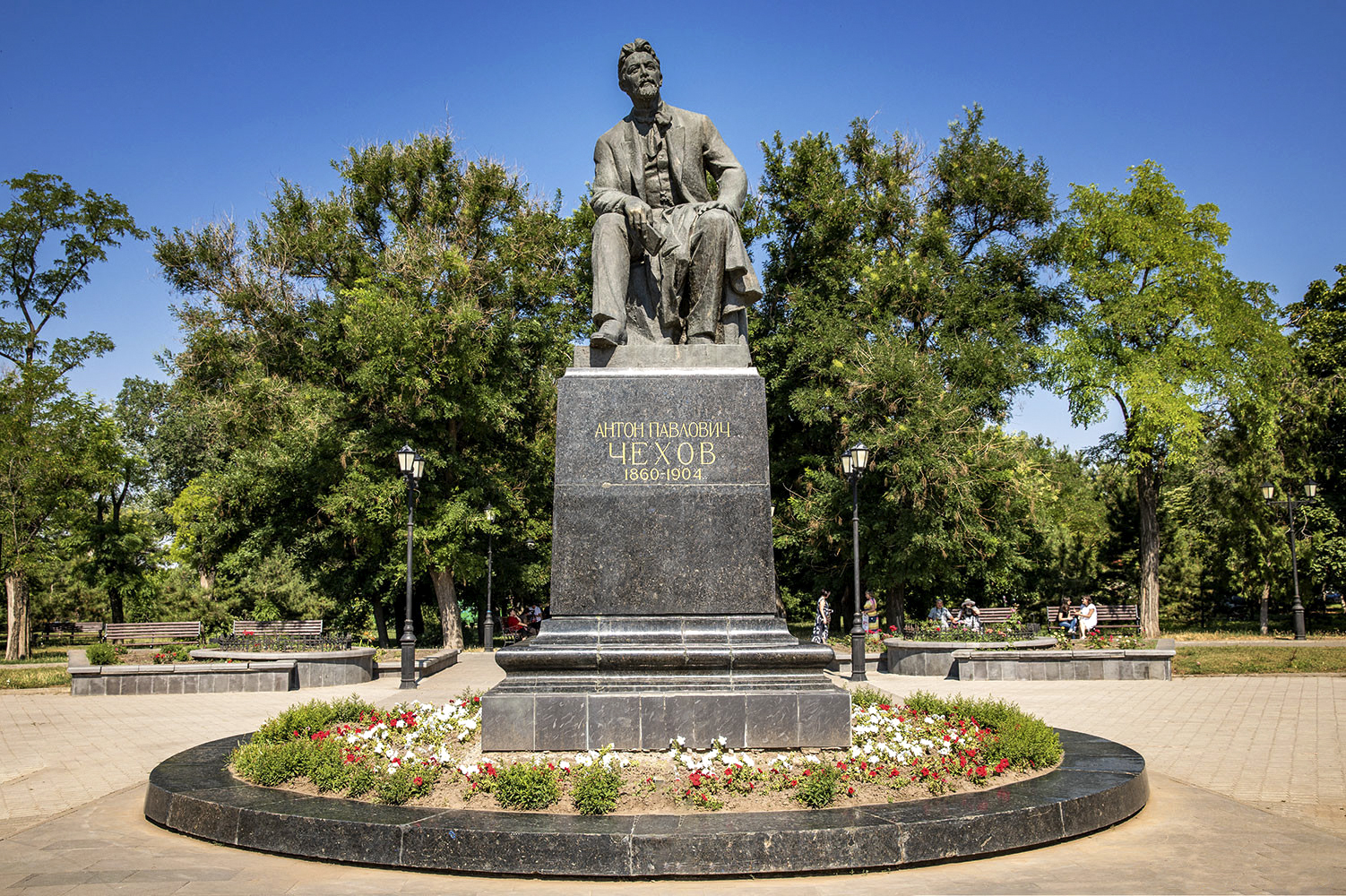 Памятник домик чехова таганрог. Чехова таганрог. Памятник гарибальди в таганроге. Таганрог достопримечательности лавка чеховых. Чеховская библиотека таганрог.