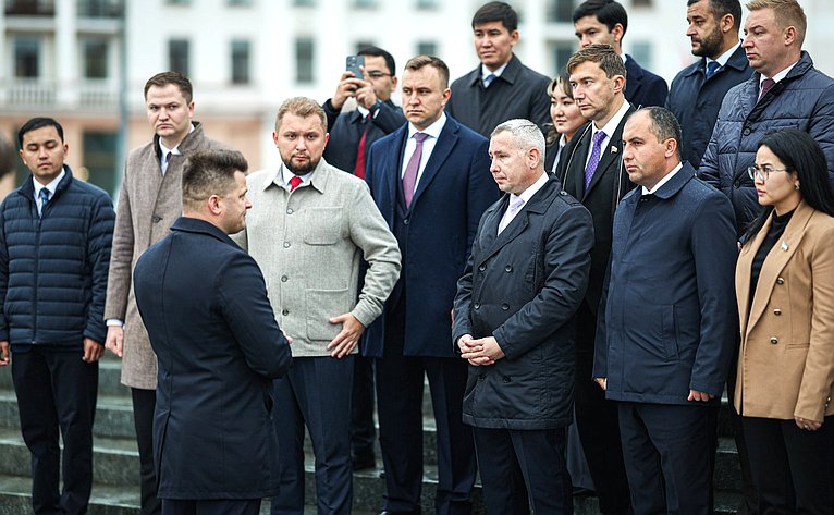 Делегаты парламентов стран Содружества в память о героях — уроженцах и защитниках Беларуси возложили цветы к монументу Победы в Минске