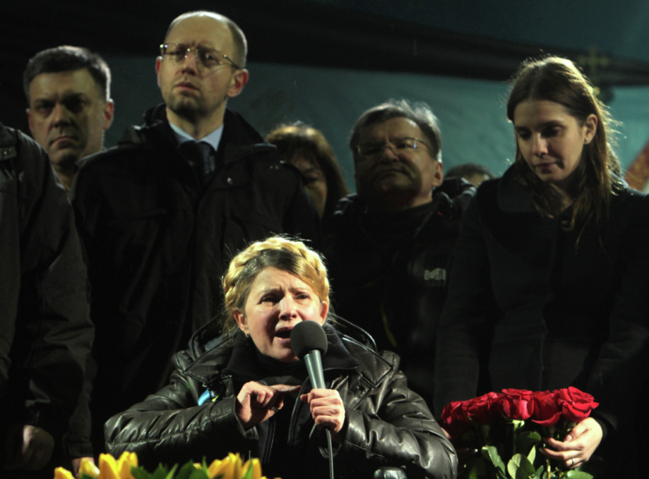 Бывший премьер-министр Украины Юлия Тимошенко, освобожденная из тюремного заключения, во время выступления перед сторонниками оппозиции на площади Независимости в Киеве. На втором плане — Олег Тягнибок и лидер оппозиционной парламентской фракции «Батькивщина» Арсений Яценюк, 2014 год