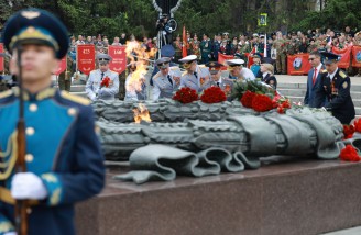 Алексей Текслер почтил память героев в День Великой Победы