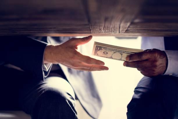 Фото Это не суеверие! Вот почему нельзя передавать деньги из рук в руки 4
