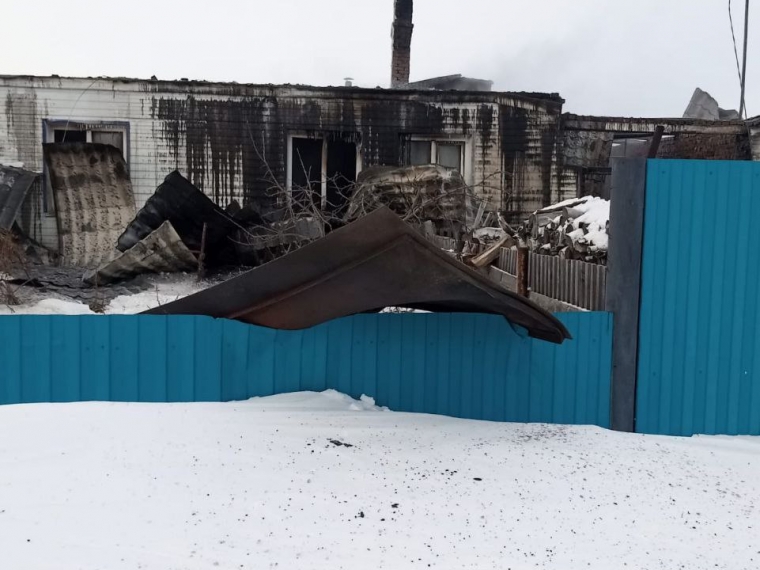 Виталий Хоценко распорядился помочь жителям Большереченского района, потерявшим жилье во время пожара