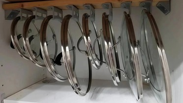 Три ложки на губку — и стеклянные крышки от кастрюль станут как новые: ни пятен, ни грязных следов — лайфхак