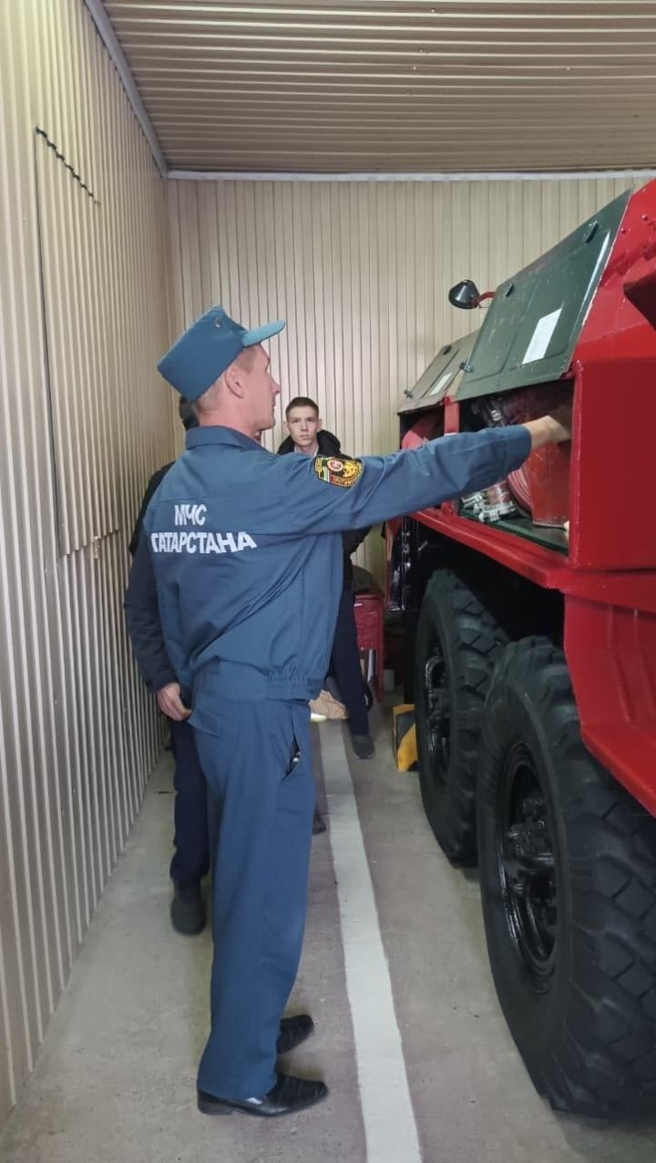 Школьники Тетюшского района примерили на себя роль пожарных-спасателей