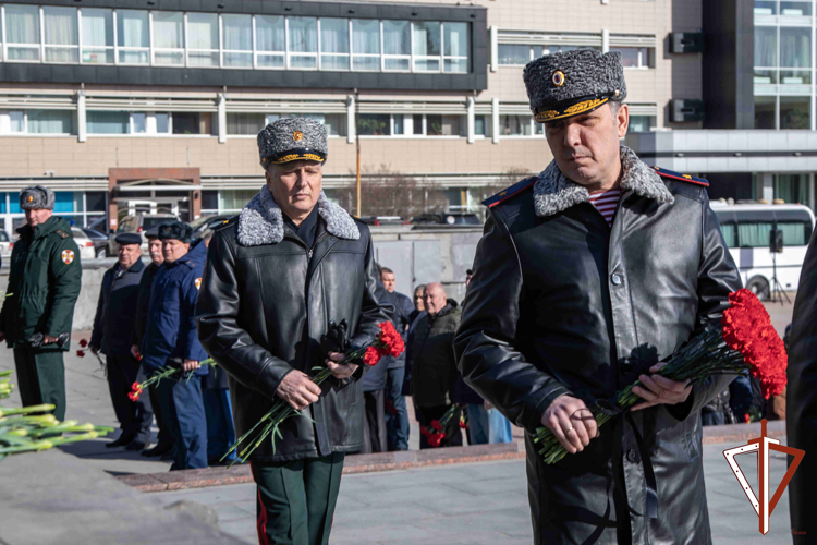 В День войск национальной гвардии сотрудники и военнослужащие ведомства возложили цветы к мемориалу «Черный тюльпан» в Екатеринбурге