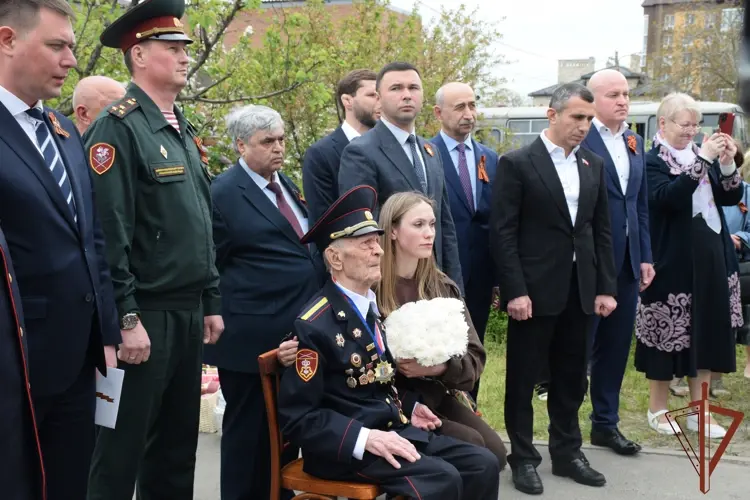 Росгвардейцы провели «Парад у дома ветерана» в Ростове-на-Дону