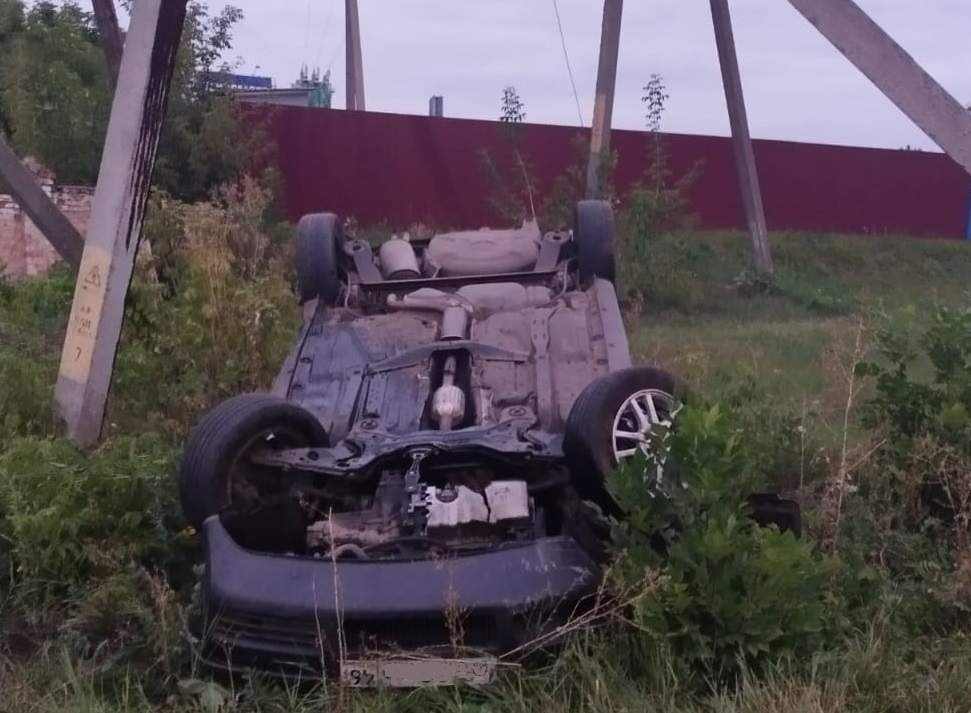 В Курской области «Шкода» врезалась в опору и перевернулась, водитель пострадал
