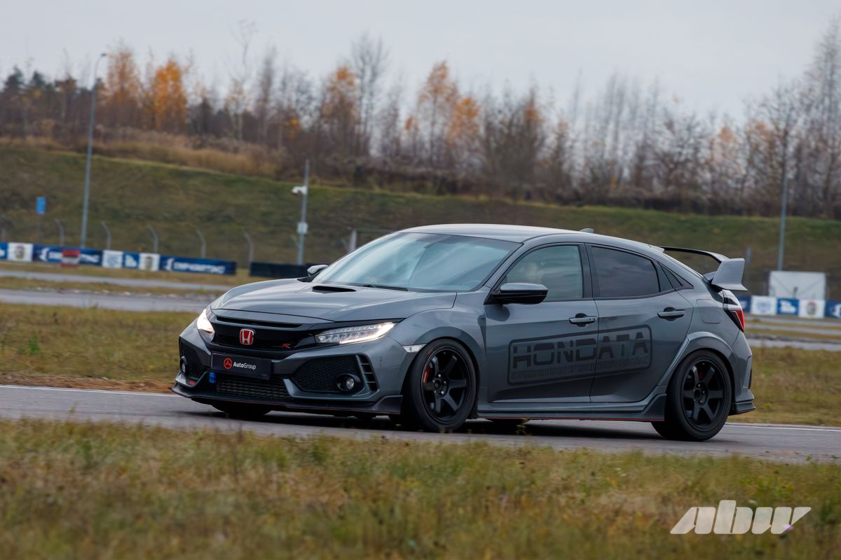 Кто на Boxster, кто на Corvette: смотрите, какие авто приехали на трек-день под Минском