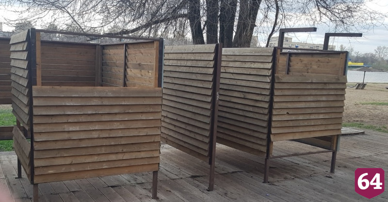 Вандалы разрушили пляжные раздевалки