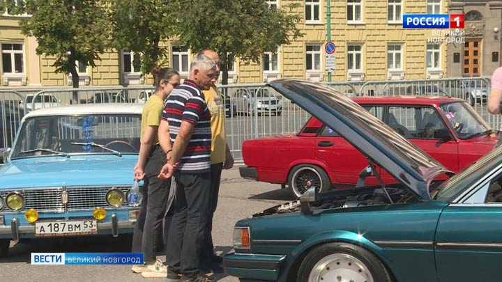 На площади Победы-Софийской в Великом Новгороде прошла выставка ретро-автомобилей
