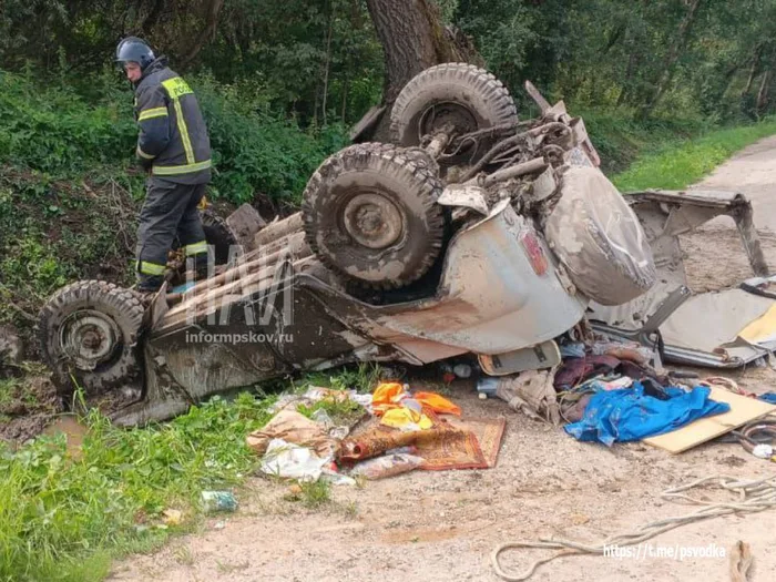 Автомобиль опрокинулся на дороге (ФОТО)