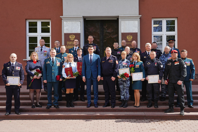 Губернатор Калининградской области вручил награды росгвардейцам