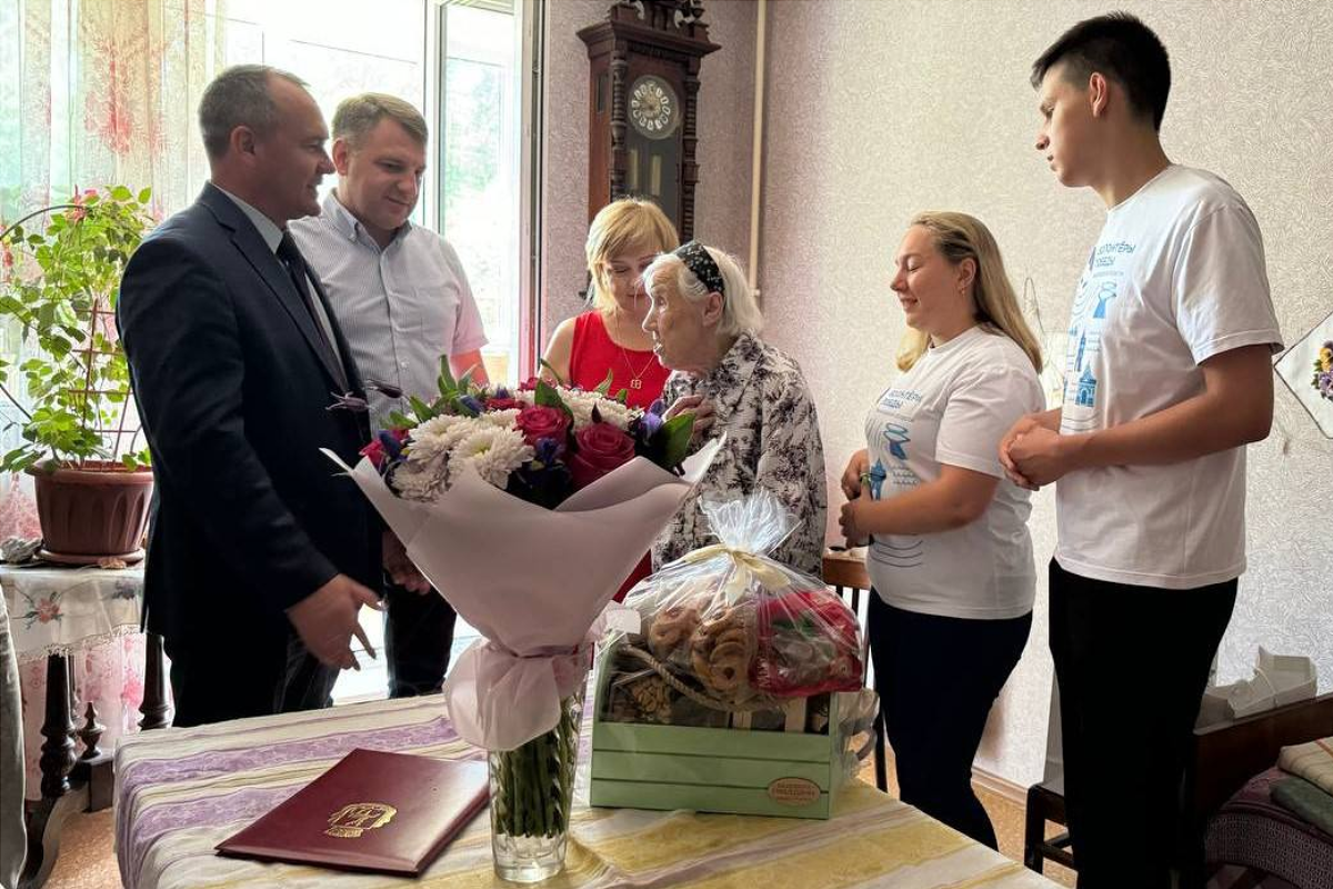 Спикер Гордумы Нижнего Новгорода Евгений Чинцов поздравил ветерана ВОВ Нину Новожилову со 102-летием