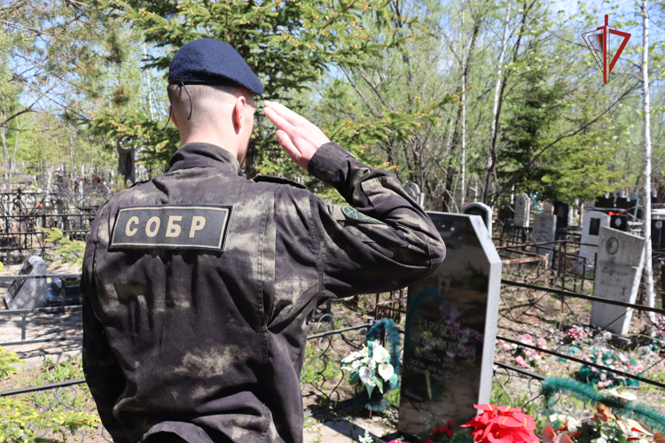 Сотрудники хабаровских отрядов спецназначения Росгвардии почтили память боевых товарищей, погибших при исполнении служебных обязанностей