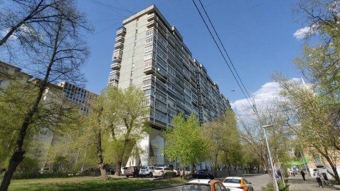 На Беговой почти полвека буквально стоит на ногах уникальное здание