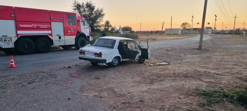 Под Астраханью в результате наезда авто на опору ЛЭП погиб пассажир