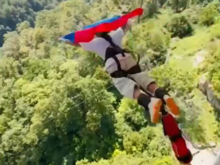 Олимпийская чемпионка по скелетону Елена Никитина прыгнула с банджи в Сочи