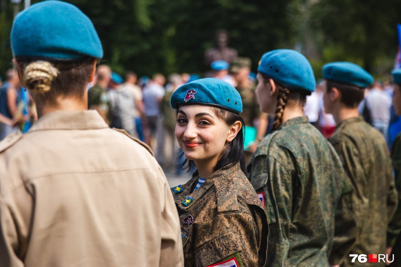 на скамейке возле дома голубые береты