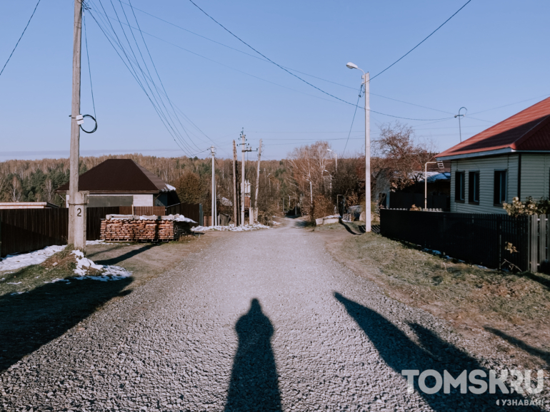 В томском Лоскутово отсыпали щебнем почти полтора километра дорог