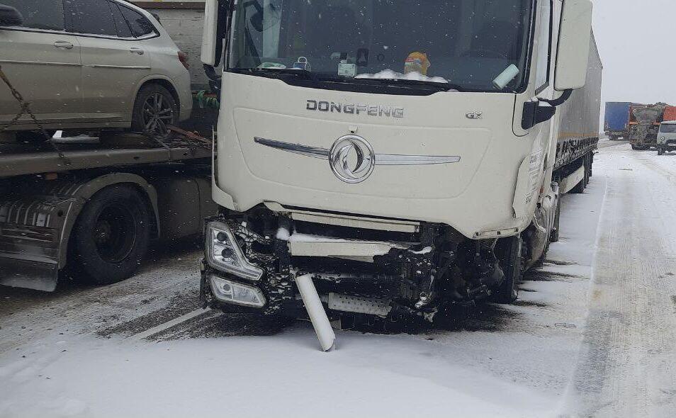 Легковушка врезалась в грузовик на федеральной трассе