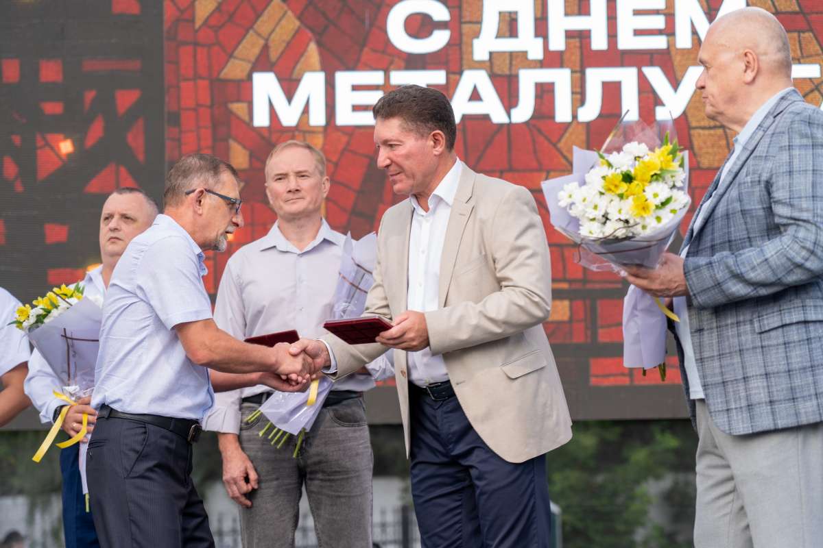 10 сотрудников выксунского завода ОМК удостоены звания Заслуженного металлурга