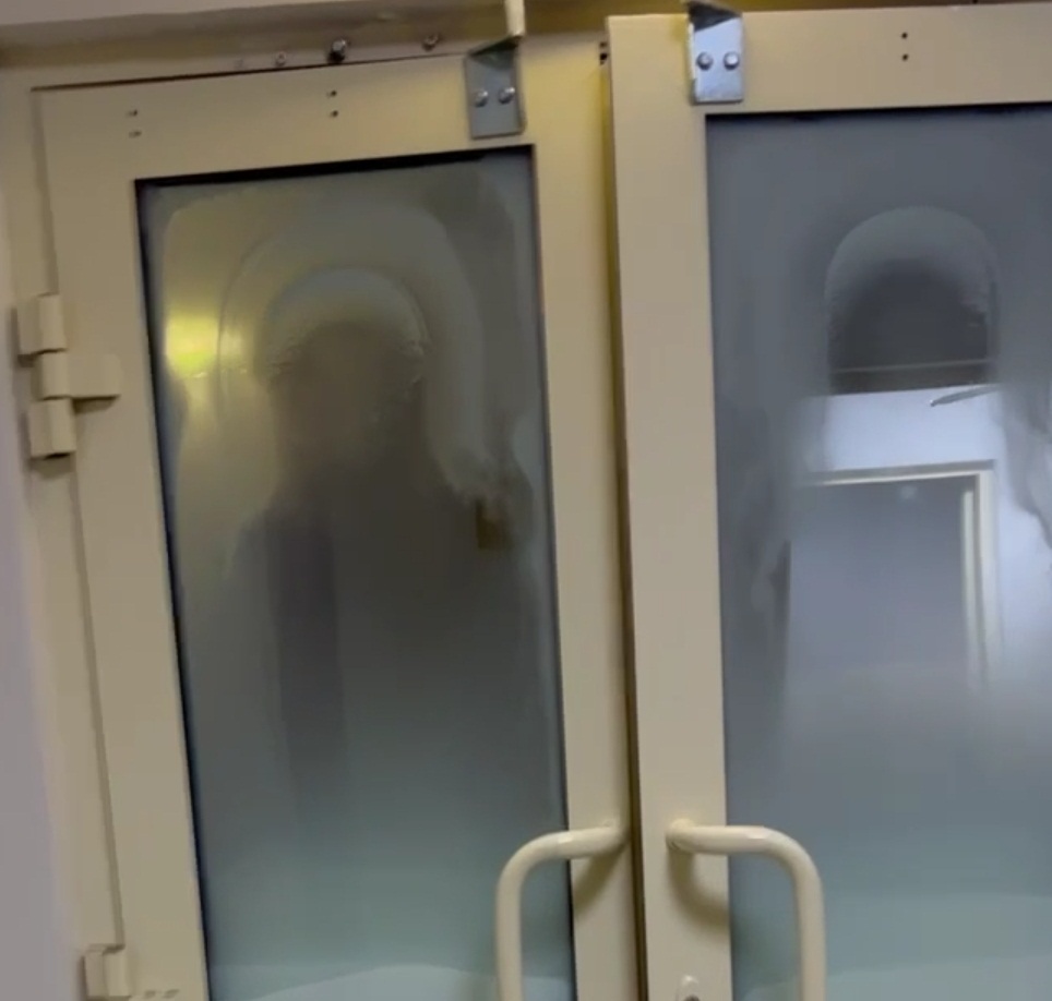 Необъяснимое чудо: на дверях реанимации военного госпиталя проявился образ Богородицы
