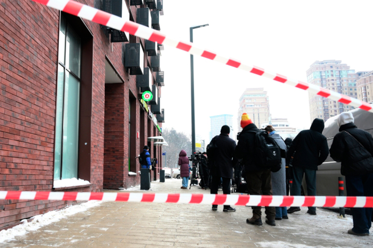 «В настоящее время следователи и криминалисты столичного СКР работают на месте происшествия, изучаются записи с камер видеонаблюдения, допрашиваются очевидцы произошедшего», — сообщили в пресс-службе СКР