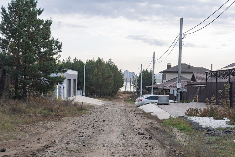 Здесь ведется большая стройка. Строиться, по словам жителей Тарловки, тут начали всего несколько лет назад — с 2021-го