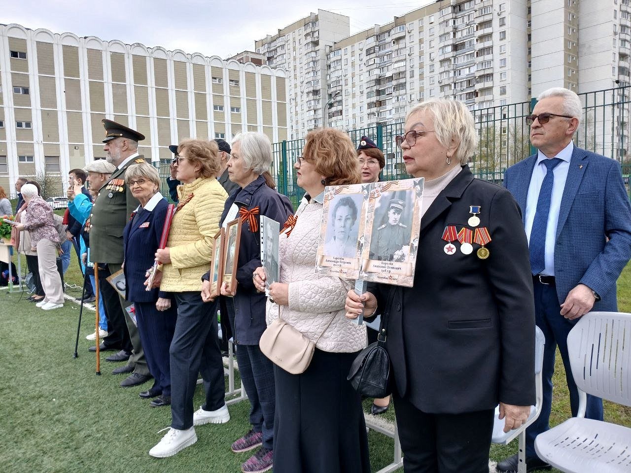 Сотрудники УВД Зеленограда приняли участие в акции «Бессмертный полк» в школе № 1194