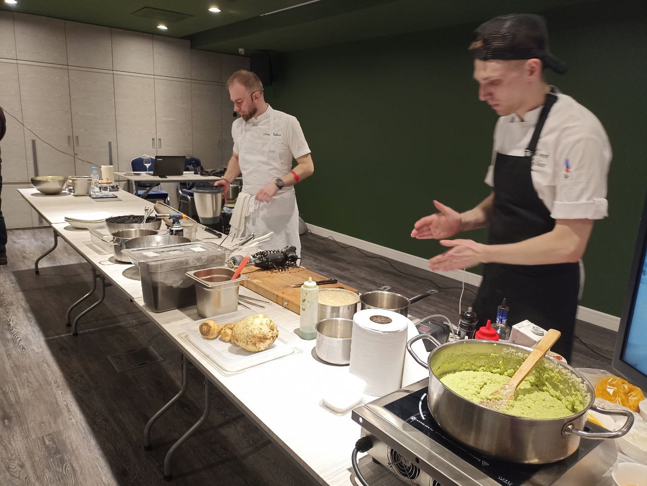 Чем отличается шеф повар от повара. Шеф повара гид мишлен. Алексей феоктистов шеф повар. Чем отличается шеф повар от повара. Конкурс поваров.