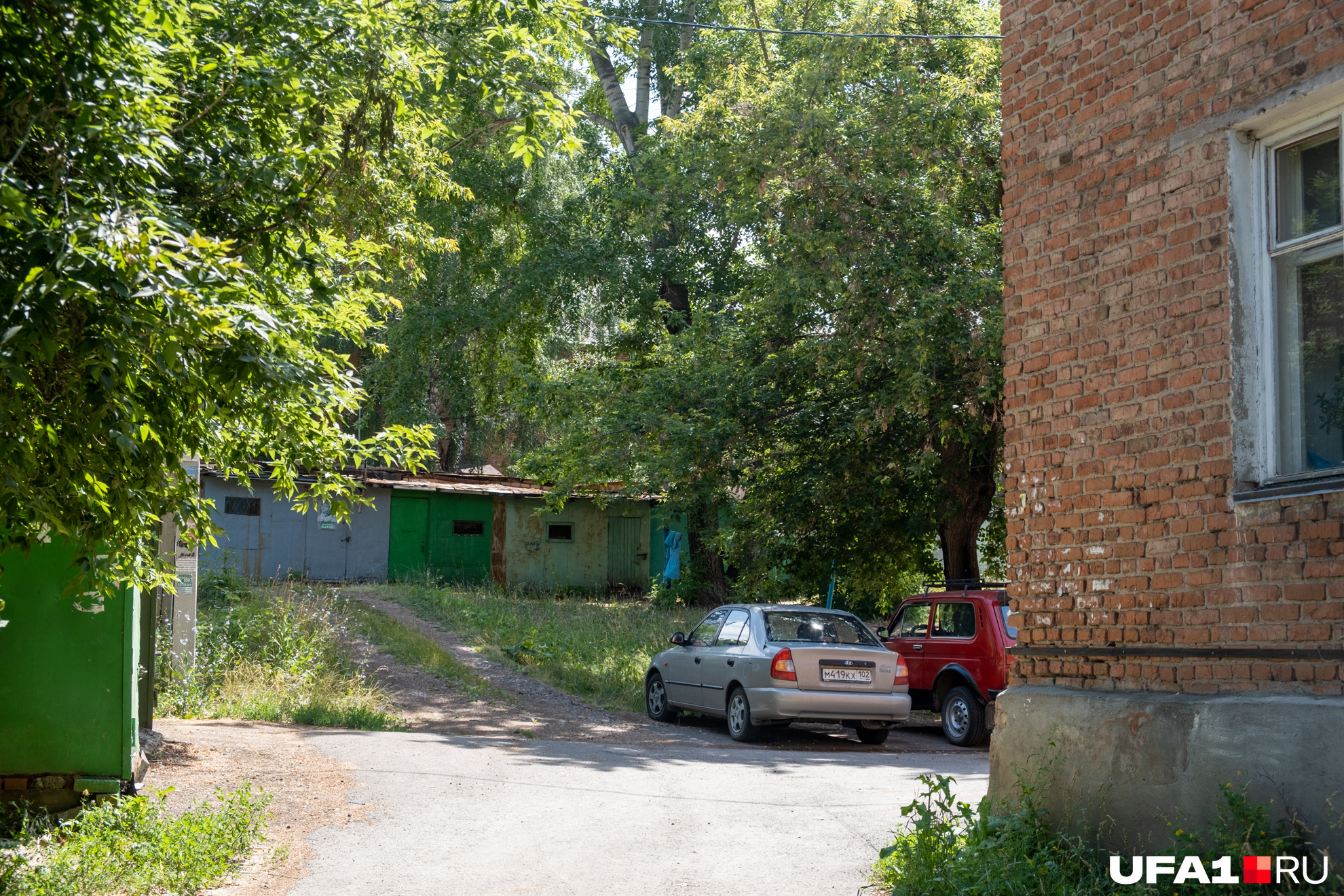 Женская консультация в роще. Зеленая роща. Гаражи.