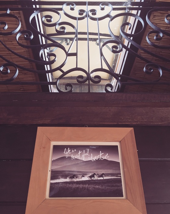 Кованые элементы придают интерьеру нотку изысканности.