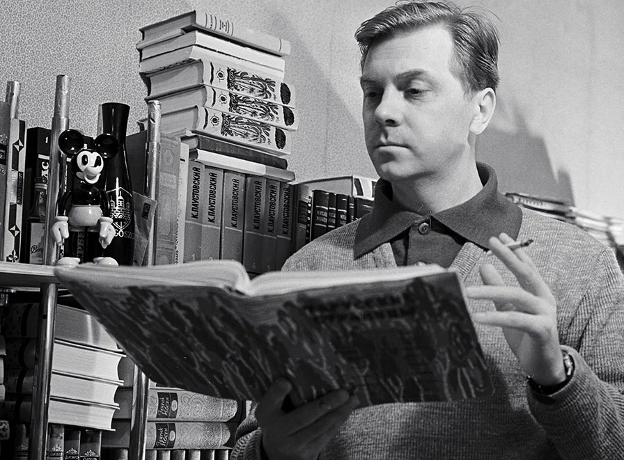 Анатолий Кузнецов за чтением книги, 1962 год