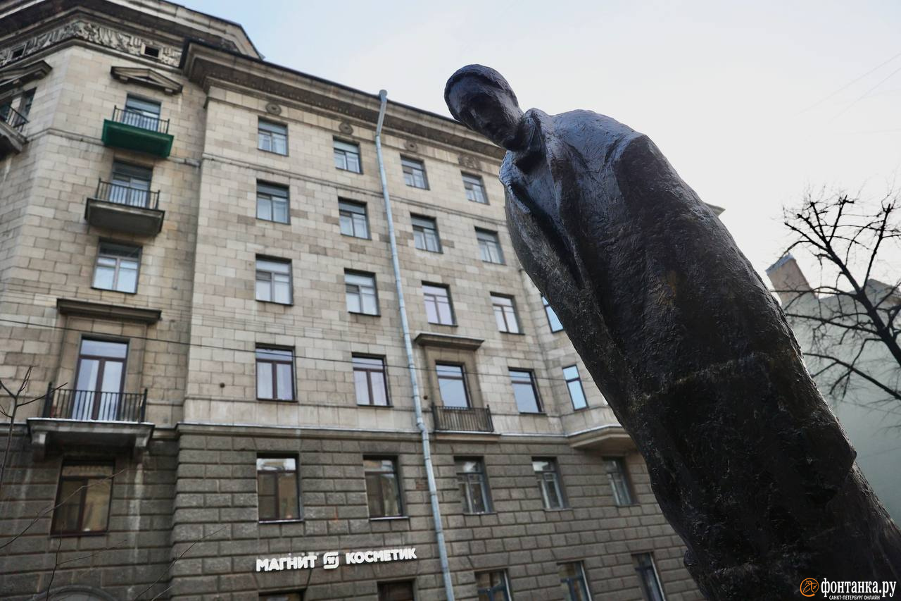 Новые памятники петербурга. Памятник Александру блоку в Санкт-Петербурге. Памятник блоку в Санкт-Петербурге на ул Декабристов. Новый памятник блоку в Санкт-Петербурге. Памятник блоку на Декабристов.