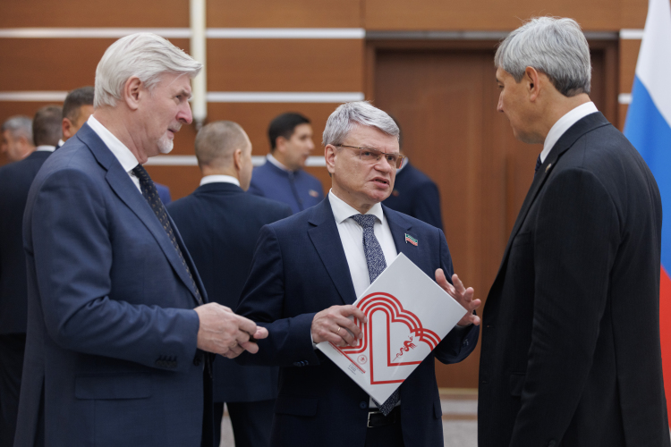 Интригу в медсообществе, еще до официального назначения Альмира Абашева министром, посеял внезапный переход ректора КГМУ Алексея Созинова (в центре) на пост председателя комитета Госсовета РТ по социальной политике