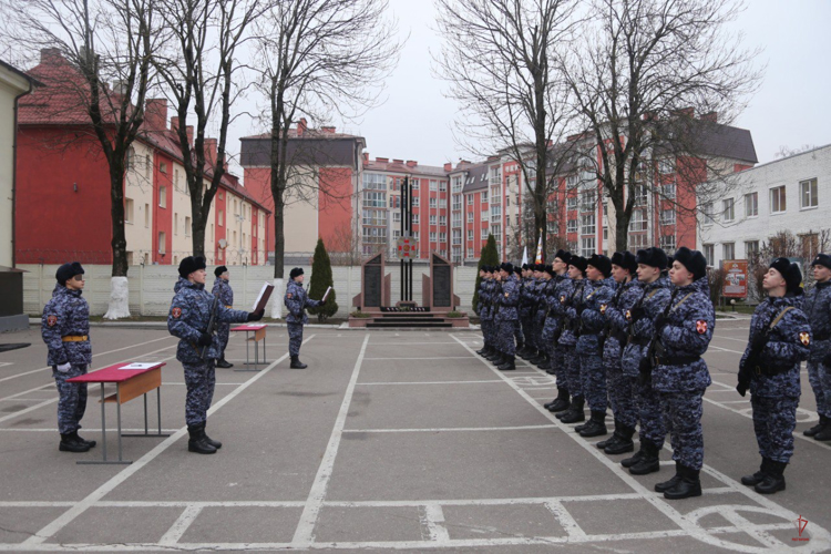 Призванные на службу в Росгвардию молодые калининградцы приняли Военную присягу