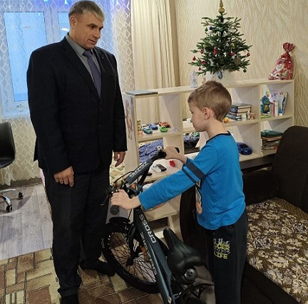 В рамках акции «Ёлка желаний» начальник территориального управления Минюста России исполнил детскую мечту (18.12.2025) Фото 2